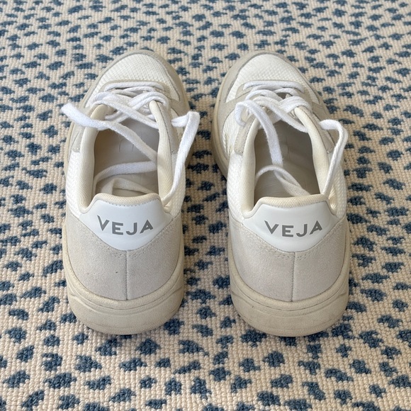 Veja Women’s V10 Beige and White Sneakers - Picture 4 of 6